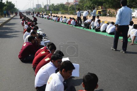 Téléchargez les photos : Les écoliers assis sur la route, jodhpur, rajasthan, Inde, asie - en image libre de droit