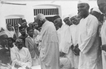 Foto de Mahatma Gandhi conociendo a su primo Kushalchand Gandhi en Rajkot, 1936, India - Imagen libre de derechos