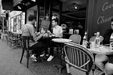 Téléchargez les photos : Deux amis mangent, Café sur le trottoir, Paris, France, Europe - en image libre de droit