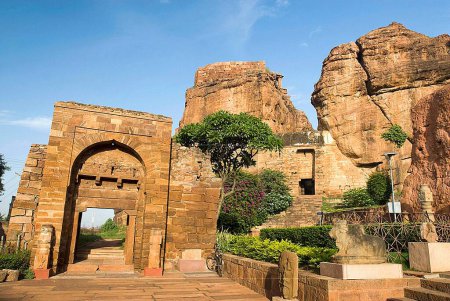 Téléchargez les photos : Entrée du fort Badami ; Karnataka ; Inde - en image libre de droit