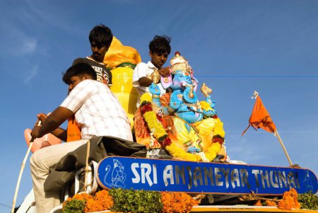 Téléchargez les photos : Idole de lord ganesh pour l'immersion sur le festival ganpati ; Coimbatore ; Tamil Nadu ; Inde 2009 - en image libre de droit