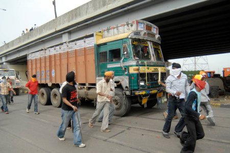 Téléchargez les photos : Sikhs protestant pour dera saccha sauda at ; Mulund ; Bombay ; Mumbai ; Maharashtra ; Inde NOMR - en image libre de droit