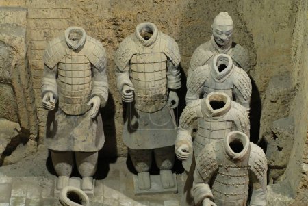 Téléchargez les photos : Statues de guerriers en terre cuite dans la fosse 3 ; armée en terre cuite ; dynastie Qin ; Xian ; Chine - en image libre de droit