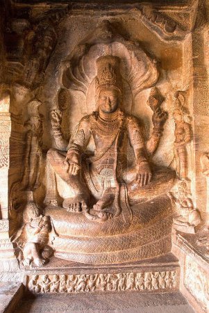 Téléchargez les photos : Vishnu Assis sur la grotte trois d'Adisesha ; temple de grotte 6ème siècle 578 AD ; Badami ; Karnataka ; Inde - en image libre de droit