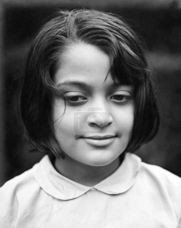 Foto de Retrato de chica india en vestido blanco, India 1940 - Imagen libre de derechos