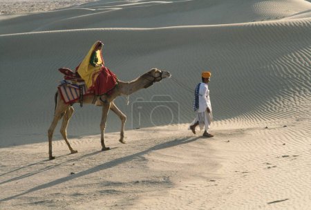 Téléchargez les photos : Promenade en chameau dans les dunes de sable du désert, Jaisalmer, Rajasthan, Inde - en image libre de droit