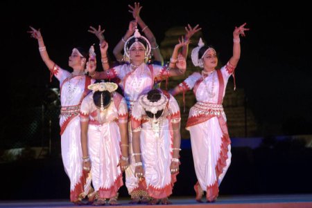Foto de Bailarines Odissi posan para significar a dios en estado en ballet anualmente puesta en escena en Konarak, Orissa, India - Imagen libre de derechos