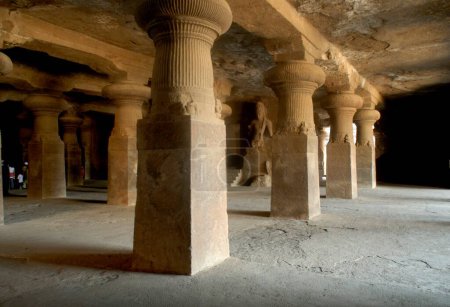 Téléchargez les photos : Piliers dans les grottes d'Elephanta, Maharashtra, Inde - en image libre de droit