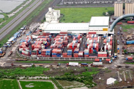 Una vista aérea del área del patio de contenedores que rodea el puerto de Nhava Sheva en Raigad, Maharashtra, India 