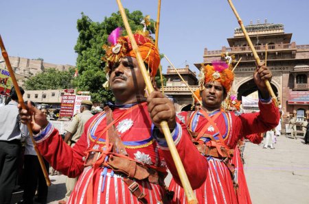Foto de Bailarines folclóricos de Gher en festivales marwar, Jodhpur, Rajasthan, India - Imagen libre de derechos