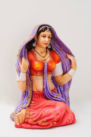 Figurine en argile, statue de fille rajasthani portant des bijoux et pallu sur sa tête