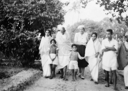 Foto de Sushila Nayar, Mahatma Gandhi y otros caminando en Khadi Pratishthan, Sodepur, 24 Parganas, Calcuta, 1946 Dhirendra Chatterjee Abha Gandhis hermano, Shantidas Guptas hija - Imagen libre de derechos