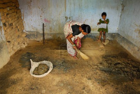 Téléchargez les photos : Ho tribus femme nettoyage hangar, Chakradharpur, Jharkhand, Inde - en image libre de droit