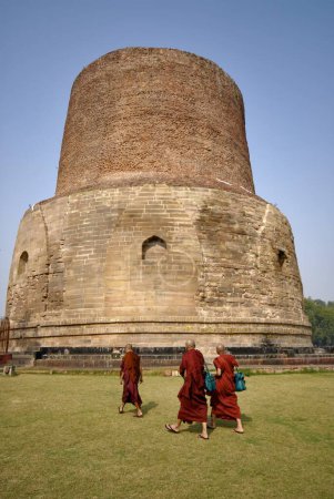 Foto de Monjes bhikkhus o bhiksu paseo monástico budista más allá de la estupa Dhamekh; Sarnath; Varanasi; Uttar Pradesh; India - Imagen libre de derechos