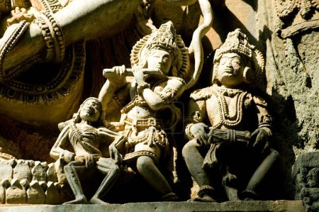 Foto de Estatuas de músicos talladas en el templo de hoysaleswara; Halebid Halebidu; Hassan; Karnataka; India - Imagen libre de derechos