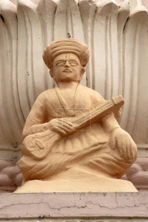 Téléchargez les photos : Idole de Saint Tukaram grand poète de Marathi dans le temple à Shaniwarwada ; Pune ; Maharashtra ; Inde - en image libre de droit