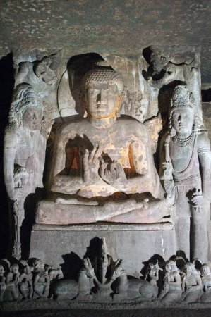 Foto de Estatua de buddha en cuevas de ajanta, Aurangabad, Maharashtra, India - Imagen libre de derechos