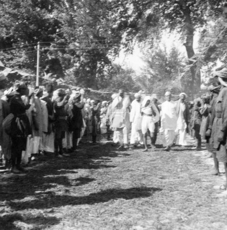 Foto de Khan Abdul Gaffar Khan, Mahatma Gandhi, Mahadev Desai y otros caminando durante la visita de Mahatma Gandhis a las Provincias de la Frontera Noroeste a Afganistán, octubre 1938 - Imagen libre de derechos