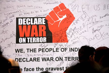 Téléchargez les photos : Déclarer la guerre contre le terrorisme écrit sur le mur blanc de Graffiti, le 3 décembre, des personnes protestant contre des attaques terroristes le 26 novembre 2008 à Bombay Mumbai, Maharashtra, Inde - en image libre de droit