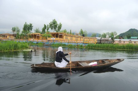 Téléchargez les photos : Dame voyageant en canot dans le lac dal, Srinagar, Jammu-et-Cachemire, Inde - en image libre de droit