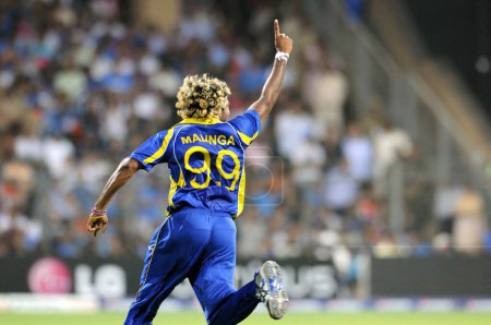 Téléchargez les photos : Le lanceur sri-lankais Lasith Malinga célèbre le guichet du batteur indien Sachin Tendulkar Not I Picture lors de la finale de la Coupe du monde 2011 entre l'Inde et le Sri Lanka au stade Wankhede, le 2 avril 2011 à Mumbai, Inde - en image libre de droit