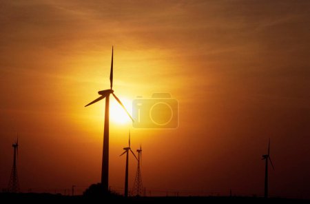 Foto de Generación de energía de la granja de molinos de viento al atardecer, dhank, gujarat, India - Imagen libre de derechos
