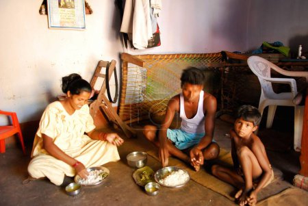 Foto de Ho tribus familia comer alimentos, Chakradharpur, Jharkhand, India - Imagen libre de derechos