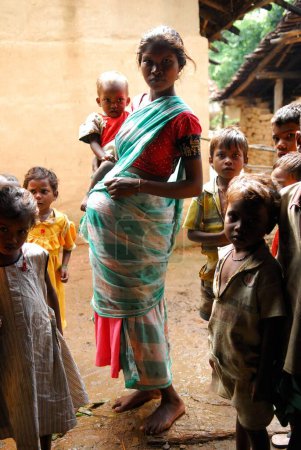 Foto de Ho tribus mujer embarazada con bebé, Chakradharpur, Jharkhand, India - Imagen libre de derechos