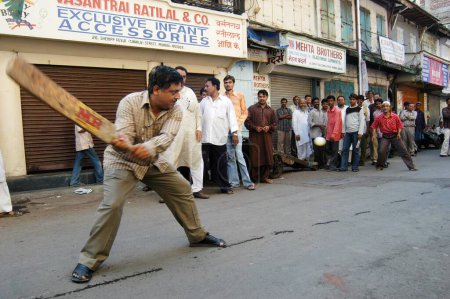 Téléchargez les photos : Les commerçants jouent au cricket en grève pour protester contre la TVA proposée à Bombay Mumbai, Maharashtra, Inde - en image libre de droit