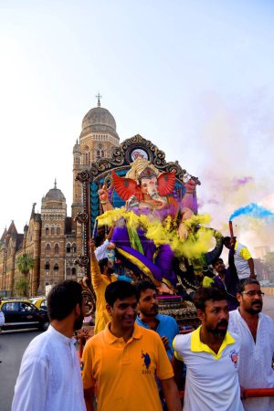 Téléchargez les photos : Cortège d'idoles Lord Ganpati, festival Ganesha, bâtiment municipal, Mumbai, Maharashtra, Inde, Asie - en image libre de droit