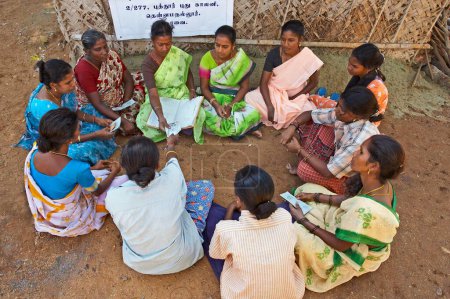 Foto de Damas voluntarias de la ONG Chinmaya Organización de Desarrollo Rural CORD recogen contribución de miembros del grupo Micro Credit Finance, Siruvani, Karnataka, India - Imagen libre de derechos