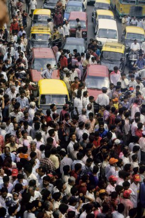 Téléchargez les photos : Foule de gens dans la rue indienne - en image libre de droit