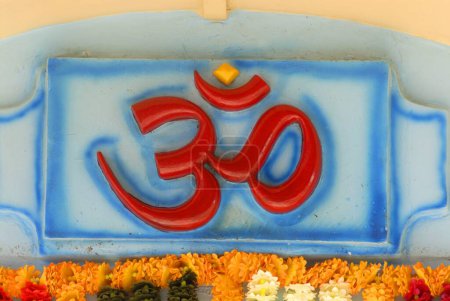 OM en color rojo; creación cósmica; palabra sagrada de religión hindú en la entrada del templo Shri Dasabhuj Lakshmi Ganesh en Hedvi; región de Konkan; Taluka Guhagar; distrito Ratnagiri; Maharashtra; India