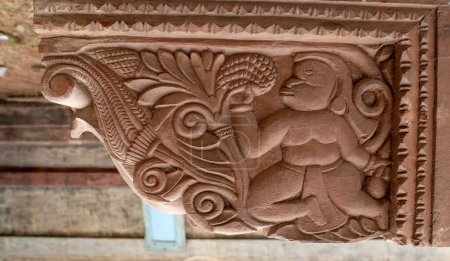 Holzschnitzerei Thema Hanuman im Kunkeshvar Tempel; Taluka Devgadh; Distrikt Sindhudurga; Maharashtra; Indien