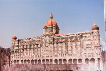 Gemälde des Hotel Taj Mahal in Mixed Media von Pradeep Chandra & Safdar Shamee
