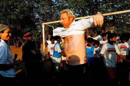 Téléchargez les photos : Boris Franz Becker visite un programme de football organisé par une ONG Magic Bus à Bombay maintenant Mumbai, Maharashtra, Inde - en image libre de droit