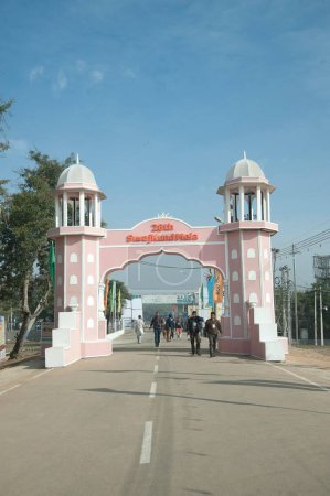 Téléchargez les photos : Porte d'entrée de Surajkund mela Haryana Inde Asie - en image libre de droit
