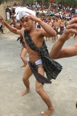 Téléchargez les photos : Danse tribale sakeluaih, Mizoram, Inde - en image libre de droit