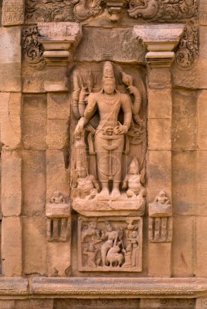 Téléchargez les photos : Site du patrimoine mondial de l'UNESCO, debout Vishnu, sculpture dans le temple de Pattadakal huit siècle, Karnataka, Inde - en image libre de droit
