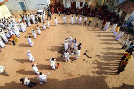 Foto de Hombres rurales realizando garbas durante la celebración del saatam aatham puja en Mindiyada cerca de Anjaar, Kutch, Gujarat, India - Imagen libre de derechos