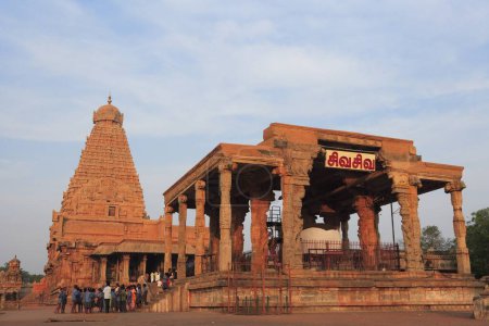 Téléchargez les photos : Les dévots au temple Brihadeshwara également appelé Big Temple dédié au Seigneur Shiva construit au 11ème siècle par l'Empire Chola situé à la tête du delta du fleuve Kaveri, Thanjavur, Tamil Nadu, Inde Site du patrimoine mondial de l'UNESCO - en image libre de droit