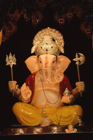 Téléchargez les photos : Idole du Seigneur Ganesh au Deccan Gymkhana pendant le Festival Ganesh ; Pune ; Maharashtra ; Inde - en image libre de droit