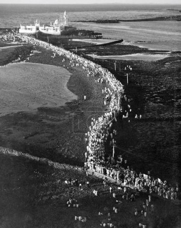 Foto de Vista superior de peregrinos que van al santuario de Haji Ali; Bombay; Mumbai; Maharashtra; India 1940 - Imagen libre de derechos