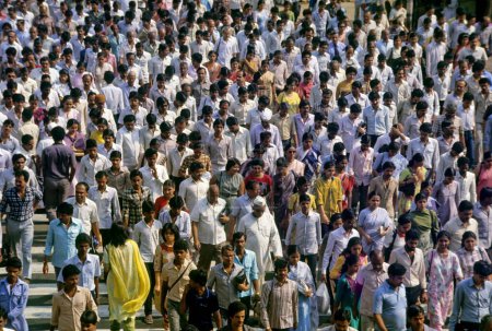 Téléchargez les photos : Vue aérienne de la foule dans la rue, Inde - en image libre de droit