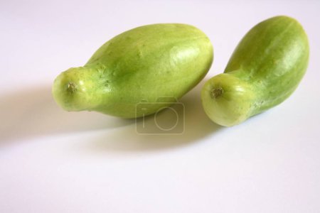 Vegetales verdes, pepinos kakri cucumis utilissimus sobre fondo blanco