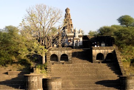 Téléchargez les photos : Ancien temple Shiva Shankar et ghat près de la rivière Krishna à Mahuli ; Sangamehvar près de la ville de Satara ; Maharashtra ; Inde - en image libre de droit