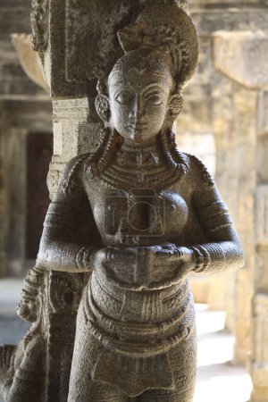Téléchargez les photos : Figurines sculptées portant des lampes ; Sculpture sur les piliers ; Près de Nataksala (Salle de spectacle) ; piliers en granit massif Padmanabhapuram Wood Palace ; Tamil Nadu ; Inde - en image libre de droit