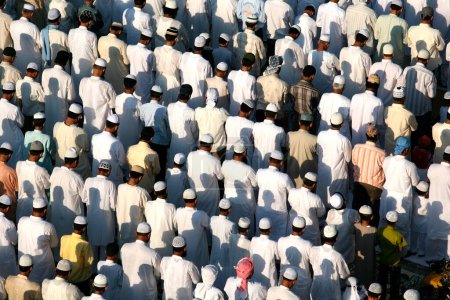Téléchargez les photos : Musulmans offrant namaaz à Mumbra ; petit canton à la périphérie de Bombay maintenant Mumbai ; Maharashtra ; Inde - en image libre de droit