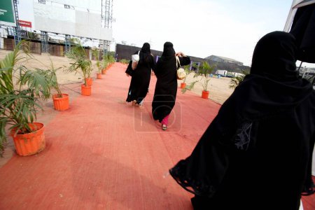 Téléchargez les photos : Des femmes musulmanes de burqa assistent à la Conférence islamique internationale et à l'exposition qui se tiennent sur le terrain de Somaiya à Bombay, aujourd'hui Mumbai, Maharashtra, Inde - en image libre de droit
