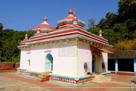 Téléchargez les photos : Temple Shri Dasabhuj Lakshmi Ganesh à Hedvi ; région de Konkan ; Taluka Guhagar ; District Ratnagiri ; Maharashtra ; Inde Peinture colorée - en image libre de droit
